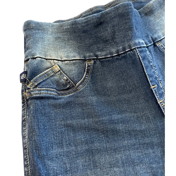 1349 Rock & Republic Pull On Capri Jeans - Picture 3 of 7